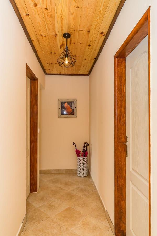 Guest House Luna Virpazar Bagian luar foto